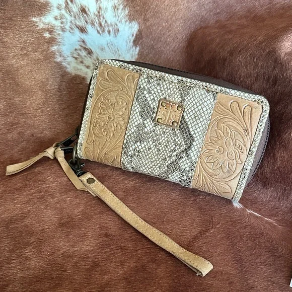 Elegant Tan and Brown Women's Clutch - Picture 1 of 5